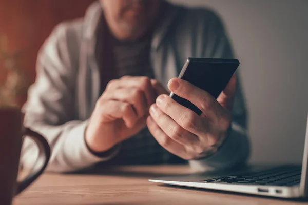 Frilansande Arbetare Skriva Textmeddelande Mobiltelefon Hemmakontoret Skrivbord Närbild Med Selektivt — Stockfoto