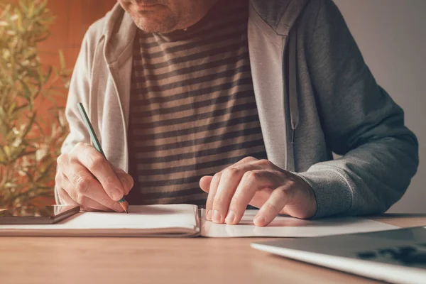 Trabajador Independiente Escribiendo Notas Escritorio Oficina Hogar Cierre Con Enfoque — Foto de Stock