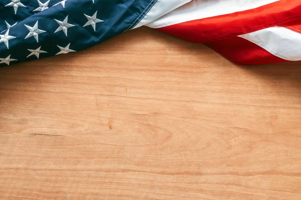 Verdrehte Usa Flagge Auf Hölzernem Hintergrund Als Kopierraum Draufsicht Flach — Stockfoto