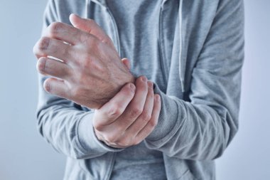 Romatoid eklem iltihabı, bileğindeki şiddetli ağrıdan muzdarip adam, seçici bir odaklanma ile kapat.