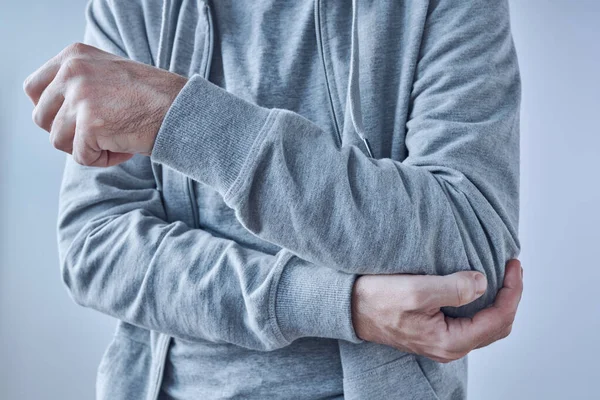 Ellenbogenschmerzen Mann Mit Starken Schmerzen Infolge Einer Trainingsverletzung Selektiver Fokus — Stockfoto