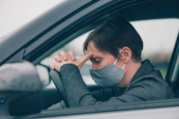 Rozczarowana Kobieta Maską Ochronną Siedząca Samochodzie Podczas Pandemii Covid Pochylająca — Zdjęcie stockowe