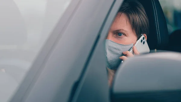 Adult Woman Protective Face Mask Talking Mobile Phone Her Car — Stock Photo, Image