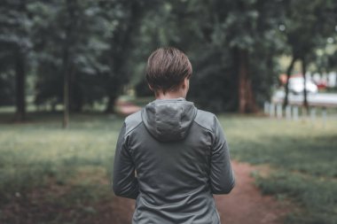 Pistte koşmaya hazır yetişkin kadın koşucunun arkadan görünüşü, 40 'lı yıllarda sağlıklı yaşam tarzı ve eğlence aktivitesi