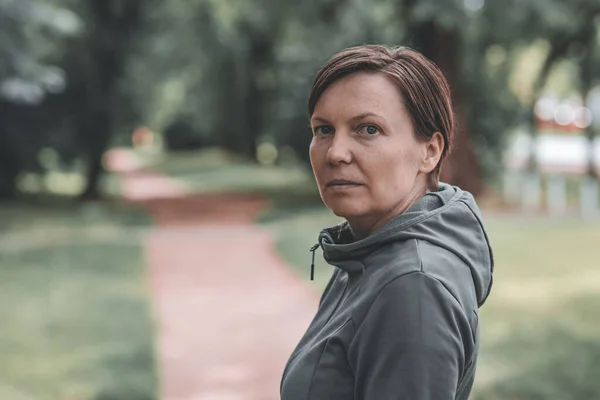 Ritratto Donna Adulta Che Jogging Nel Parco Pronta Correre Pista — Foto Stock