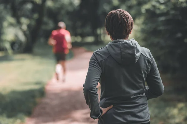 Vista Trasera Del Corredor Femenino Adulto Parque Listo Para Correr — Foto de Stock