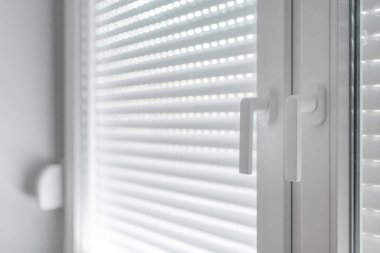 Beyaz PVC pencere kulpları, kopyalama alanı ile seçici odak
