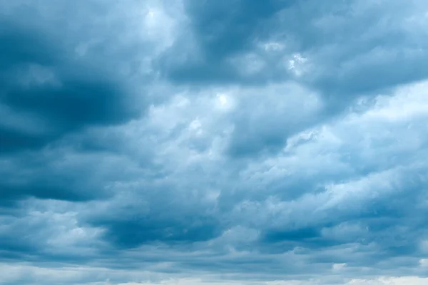 Dramático Nuvens Cumulus Tempestuosas Céu Crepúsculo Primavera Imagem Tonificada Azul — Fotografia de Stock