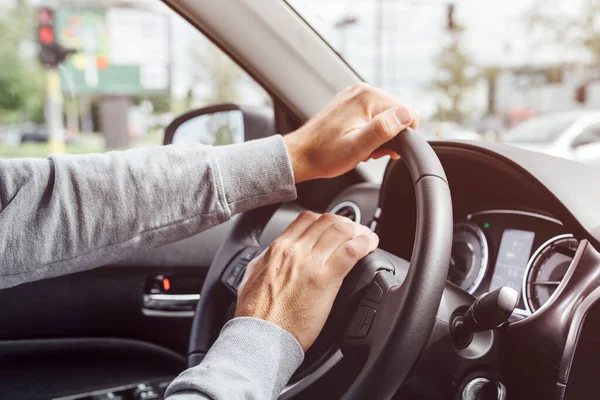 Enojado Conductor Molesto Empujando Bocina Del Coche Volante Primer Plano —  Fotos de Stock