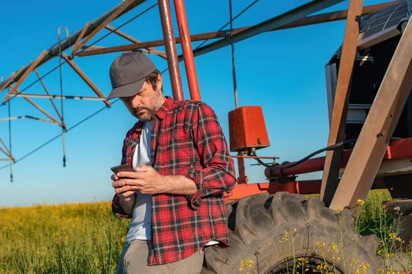 Agricultor Usando Teléfono Inteligente Móvil Junto Centro Pivote Equipo Riego —  Fotos de Stock