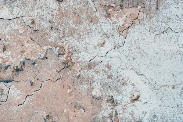旧的风化水泥墙作为磨擦背景 裂缝和磨损的表面 — 图库照片