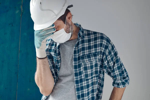 保護面マスク付きの心配建設エンジニア Covid 19パンデミックの概念的なイメージ — ストック写真