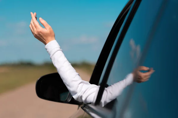 Mano Femenina Fuera Ventana Del Coche Durante Viaje Enfoque Selectivo — Foto de Stock