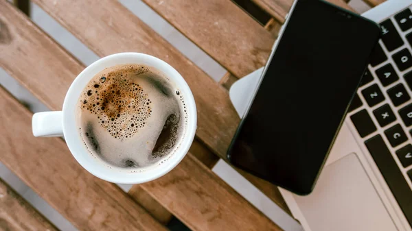 Xícara Café Com Computador Portátil Telefone Inteligente Móvel Mesa Freelancer — Fotografia de Stock