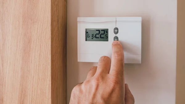 Mannelijke Hand Druk Knop Van Het Huis Verwarming Koeling Systeem — Stockfoto