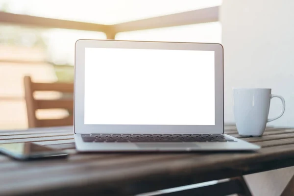 Laptop Computer Leer Leere Attrappe Auf Hotelbalkon Arbeit Urlaubskonzept Selektiver — Stockfoto