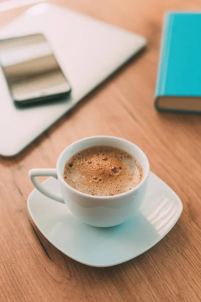 フリーランスの仕事を始める前の朝のコーヒー 自宅のオフィスの机の上のコーヒーカップ 選択的な焦点 — ストック写真