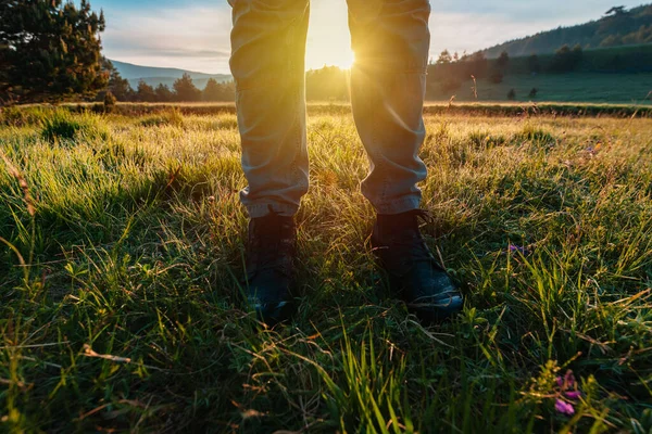 草原でのハイキング 日の出の草原Zlatibor風景を歩いて革のブーツで男性の足の近くに 選択的な焦点 — ストック写真