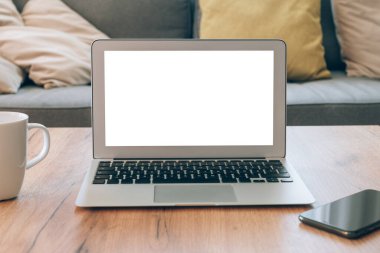 Bilgisayarın içi boş boş, ev içi ofis içi ekranda maket yap, ev konsepti ile çalış, seçici odaklanma