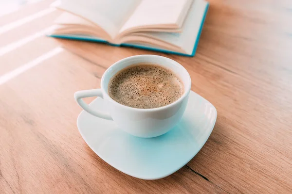 Kaffeetasse Auf Dem Tisch Offenes Buch Hintergrund Selektiver Fokus — Stockfoto