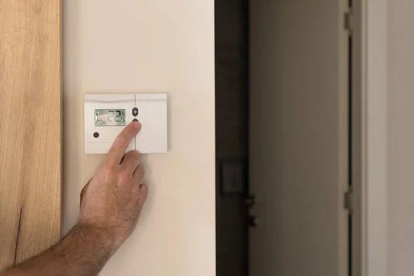 Mão Masculina Pressionando Botão Unidade Controle Sistema Aquecimento Resfriamento Casa — Fotografia de Stock