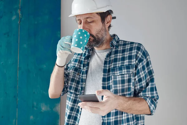 Byggingenjör Morgonkaffepaus Med Mobiltelefon Avkopplande Och Förberedelse För Arbete — Stockfoto