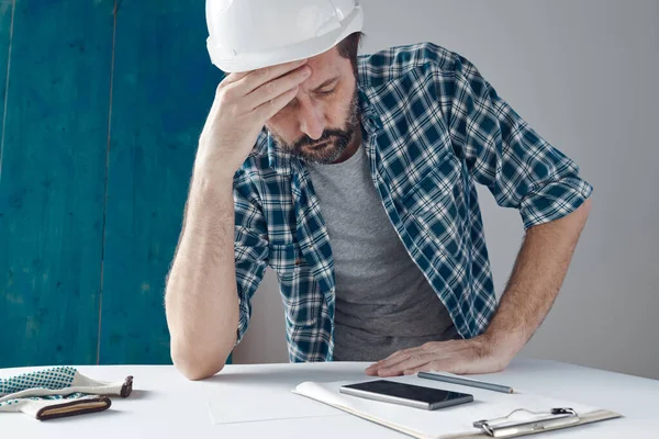 Gerente Projeto Engenheiro Construção Preocupado Após Revisão Notas Foco Seletivo — Fotografia de Stock