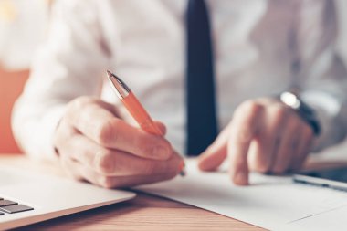 Sözleşmeyi imzala, iş adamı kalem ve anlaşma kağıtlarını sunuyor, seçici bir dikkatle kapat.