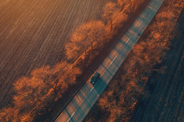 Carro Dirigindo Pela Estrada Pôr Sol Vista Aérea Pontos Vista — Fotografia de Stock