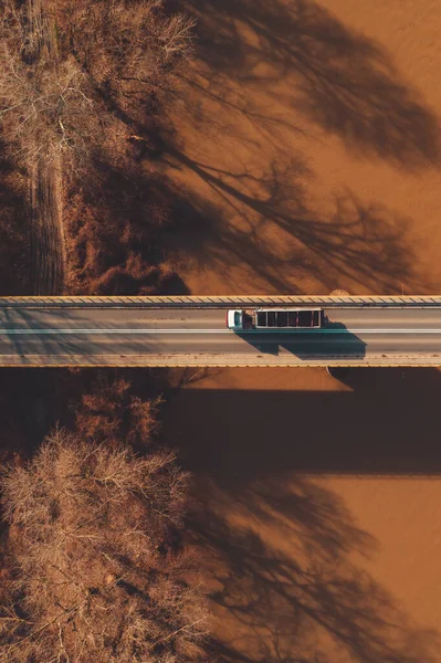 川を渡って橋を渡って半トレーラートラックの空中ビュー 直接上記 垂直画像は コピースペースが含まれています — ストック写真
