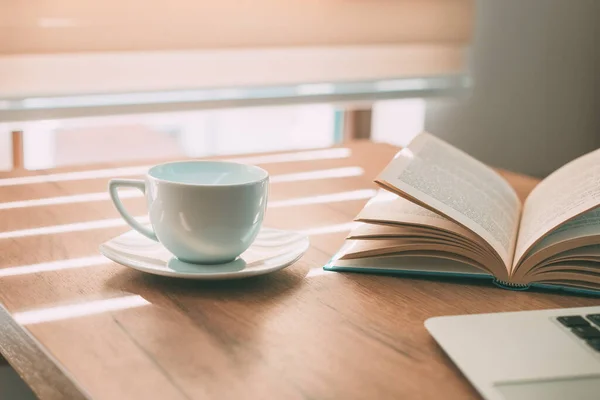 Angenehmer Homeoffice Arbeitsplatz Mit Kaffeetasse Offenem Buch Und Laptop Selektiver — Stockfoto