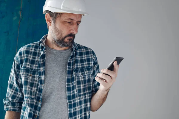 Engenheiro Construção Usando Smartphone Uma Pausa Manhã Relaxando Preparando Para — Fotografia de Stock