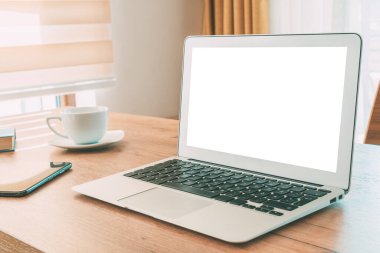 Bilgisayarın içi boş boş, ev içi ofis içi ekranda maket yap, ev konsepti ile çalış, seçici odaklanma