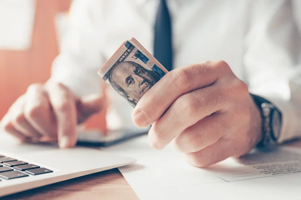 Επιχειρηματικά Έσοδα Έννοια Επιχειρηματίας Που Κατέχουν Δολάρια Στο Χέρι Και — Φωτογραφία Αρχείου