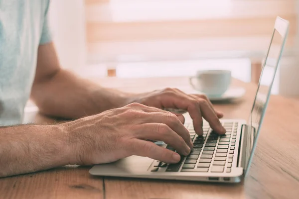 Lavorare Casa Mani Maschili Digitando Tastiera Del Computer Portatile Primo — Foto Stock