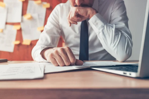 Worried Businessman Reading Business Report Document Office Desk Close Selective — Stock Photo, Image