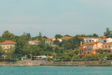 SILO, CROATIA - 26 Temmuz 2021: ilo, Hırvatistan 'ın Krk adasının kuzeydoğusundaki köy. Dobrinj belediyesinin turizm merkezleri.
