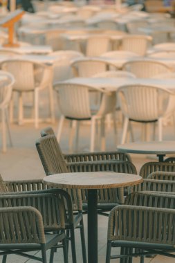 Covid-19 salgınları sırasında kafedeki boş sandalye ve masalar, Hırvatistan 'ın Crikvenica kenti, seçici bir odak noktası