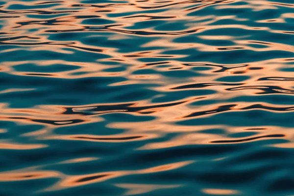 Gekräuselte Oberfläche Von Blauem Meerwasser Sonnenuntergang Orange Und Krickentönen Selektiver — Stockfoto