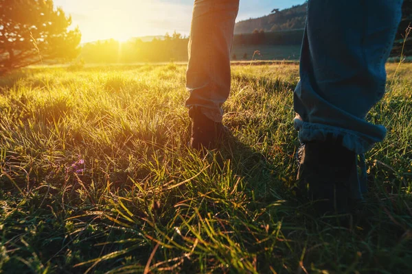 Vandring Grässlätten Närbild Manliga Fötter Läderstövlar Går Genom Gräsbevuxen Zlatibor — Stockfoto