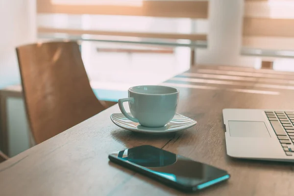 Kaffeetasse Auf Dem Homeoffice Schreibtisch Zwischen Laptop Und Smartphone Selektiver — Stockfoto