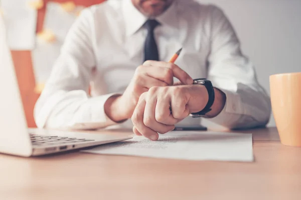 Zakenman Controleert Tijd Zijn Polshorloge Sluit Met Selectieve Focus — Stockfoto