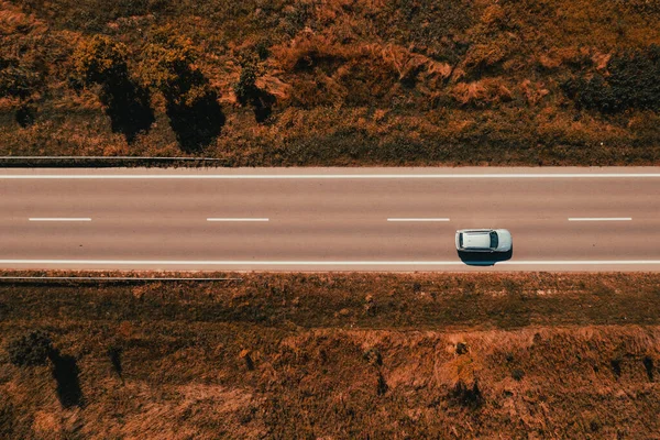 Légi Felvétel Egy Szürke Autó Halad Végig Úton Vidéken Késő — Stock Fotó