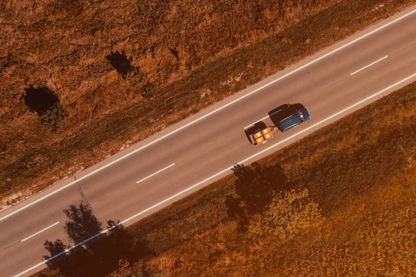トレーラーで車の空中ショットは 道路を運転し ドローン写真のトップダウンの視点 — ストック写真