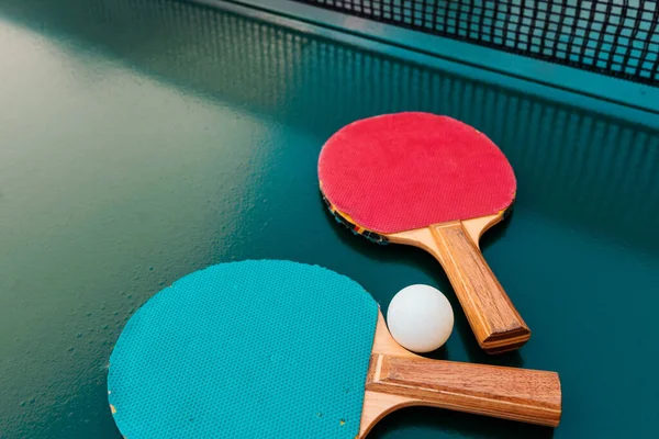 Raquetes Tênis Mesa Bolas Ping Pong Superfície Mesa Verde Com — Fotografia de Stock