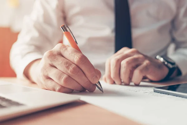 Empresario Escribiendo Notas Escritorio Oficina Cierre Con Enfoque Selectivo —  Fotos de Stock