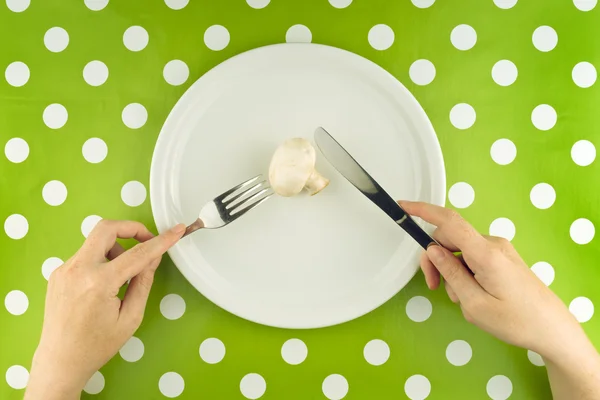 Vrouw eten eetbare paddenstoel, bovenaanzicht — Stockfoto