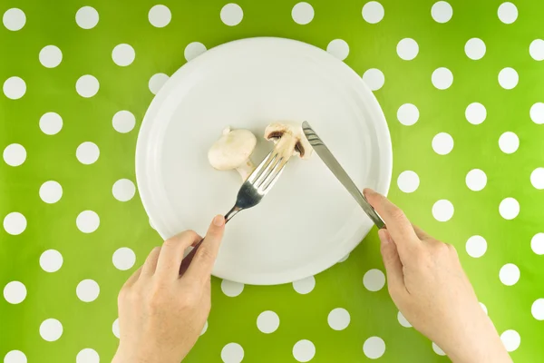 Vrouw eten eetbare paddenstoel, bovenaanzicht — Stockfoto