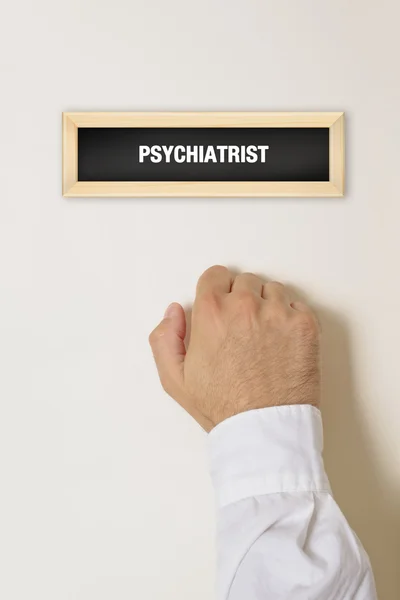 Male patient knocking on Psychiatrist door — Stock Photo, Image