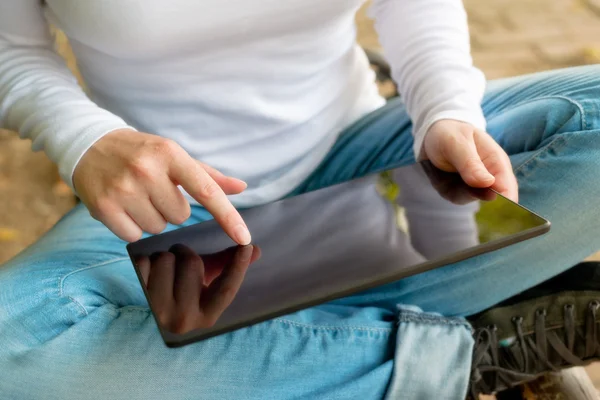 Holdingn kobieta komputer cyfrowy tablicowy — Zdjęcie stockowe